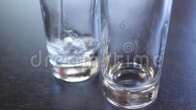 两个玻璃杯<strong>依次</strong>装满清水.. 特写